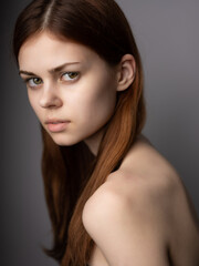 Naklejka premium woman with serious facial expression hairstyle closeup