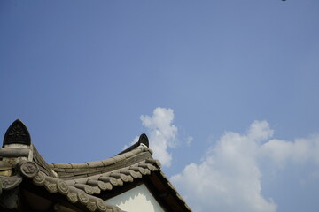 Fototapeta na wymiar The Korean-style hanok tile roof and the sky are clear