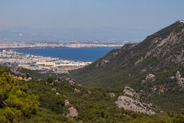 Fototapeta na wymiar Piękny skalisty góry w okręgu Antalyi- Turcja. Widok na miasto i morze.