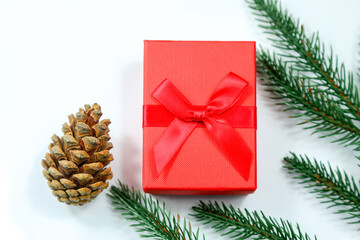Fototapeta na wymiar christmas tree and gift box, red gift box