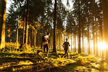 Rennsteig 2 Läufer im goldenen Sonnenlicht inmitten der Natur, Fitness