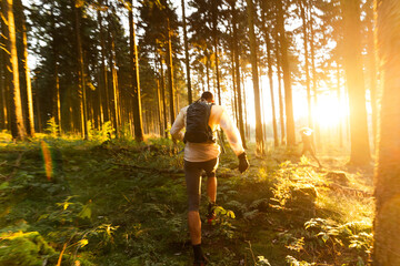 Rennsteig Läufer im goldenen Sonnenlicht inmitten der Natur, Fitness
