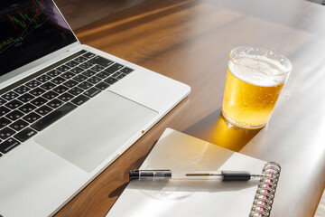 ビールを飲みながらリモートワークでパソコン作業をする
