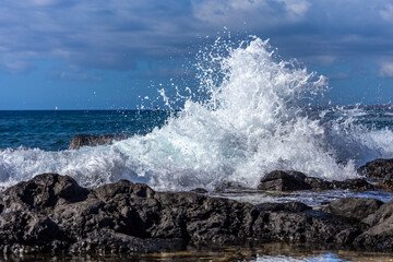 Fototapeta premium Vague s’écrasant sur côte rocheuse, Boucan Canot, Saint-Gilles-Les-Bains, île de La Réunion 
