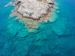 Azure water texture, transparent sea surface with a rocky bottom. Aerial view, natural blue background - obrazy, fototapety, plakaty