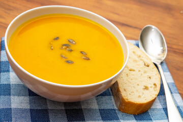 Leckere Kürbissuppe im Herbst
