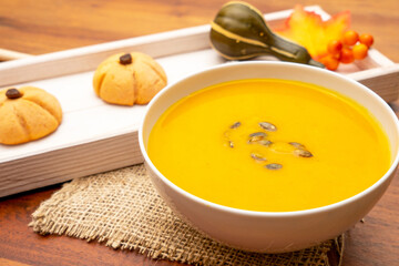 Leckere Kürbissuppe im Herbst