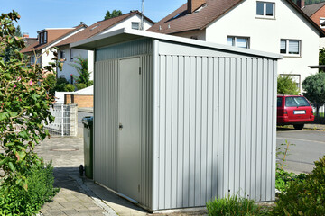 Moderne Gerätehütte, Fahrrad-Schuppen, externer Abstellraum oder verwendbar als Abfallsammelsystem an einem Mehrfamilienhaus