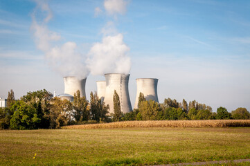 Fototapeta na wymiar Tours de refroidissement de centrale nucléaire