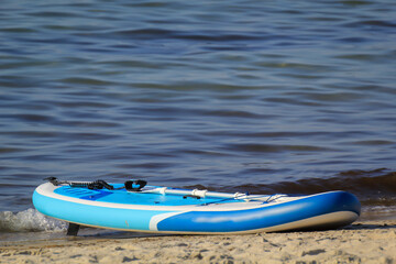 Ein aufblasbaren Paddle Board für Stand-Up-Paddling oder Stehpaddeln am Strand liegend.