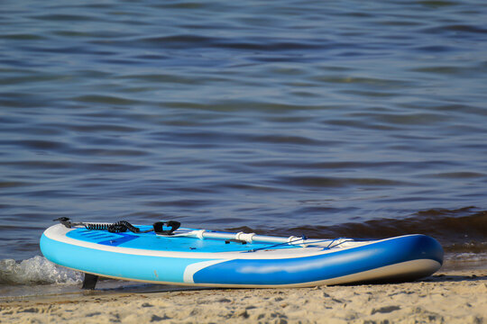 Ein aufblasbaren Paddle Board f&uuml;r Stand-Up-Paddling oder Stehpaddeln am Strand liegend.