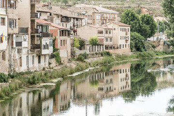 Fototapeta na wymiar Beautiful views of the towns of Teruel with the reflection of their houses in the river