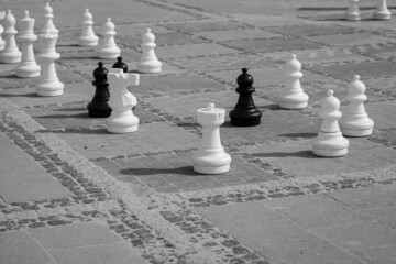 Blick auf Schachfiguren eines großen Outdoor Schachspiels.