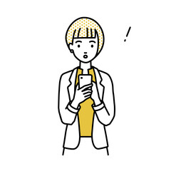 立ってスマートフォンを操作して何かに気づいて驚いたジャケットの女性