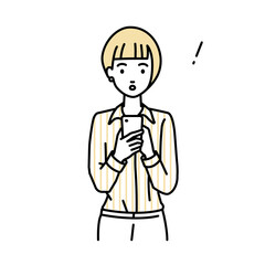 立ってスマートフォンを操作して何かに気づいて驚いたブラウスの女性