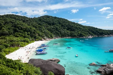 Foto op Plexiglas Similan island with tourists traveling on the beach in tropical sea © Mumemories