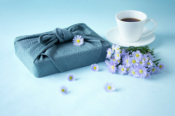 Obraz na płótnie Canvas 風呂敷と孔雀草の花束とコーヒー 