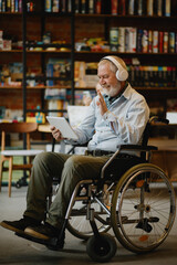 Obraz premium Adult disabled man in wheelchair listen to music