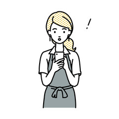 立ってスマートフォンを操作して何かに気づいて驚いたカフェ店員の女性