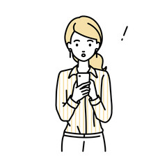 立ってスマートフォンを操作して何かに気づいて驚いたブラウスの女性