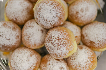 Known in Brazil as a dream, it is a kind of sweet bread filled with cream and covered with sugar.
