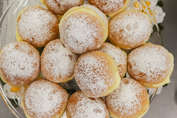 Known in Brazil as a dream, it is a kind of sweet bread filled with cream and covered with sugar.
