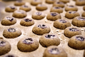 Weihnachtsplätzchen backen in der Vorweihnachtszeit in der eigenen Küche