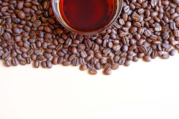 There were roasted and brown coffee beans piled on the ground. The refreshing aroma of Arabica coffee.

