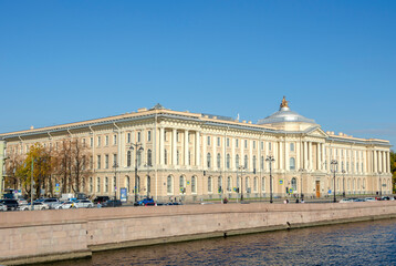 Obraz premium View of the building of the Academy of Arts on the University Embankment in St. Petersburg, Russia