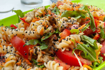 ensalada de con vegetales y pastas fritas