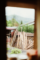 Widok z okna na tartak na wsi, dużo drewna, góry.  © Tomasz