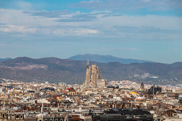 Naklejka premium Panoramic view of the city of Barcelona with the unfinished sacred family 