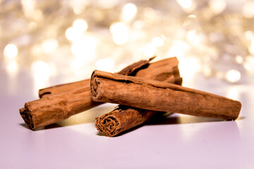 Close-up ceylon cinnamons and lights. Ceylon cinnamon sticks. Selective focus. - obrazy, fototapety, plakaty