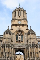 17th century Tom Tower with an octagonal lantern and facetted ogee dome over Tom Gate, on St Aldates, the main entrance of Christ Church, Oxford, England