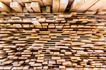 Holzstapel im Sägewerk. Stapel Holzbretter. Stack of wood in the sawmill. Stack of wooden boards.