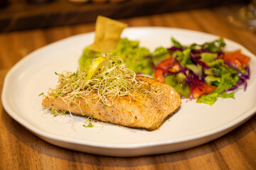 Salmón a la plancha con ensalada verde