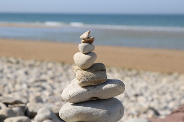 Pierre empilée sur la plage