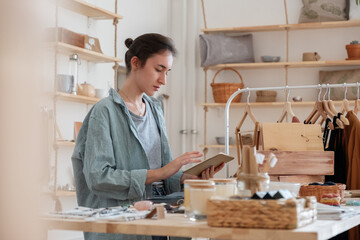 Seller of ecological goods using tablet