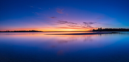 Fototapeta na wymiar Peaceful dawn colours at Pt. Walter on the Swan River in Western Australia.