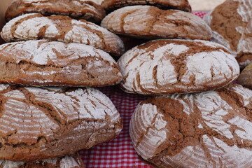 Brot im Holzofen gebacken. Brotlaibe.