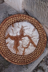 Holzofenbrot im Brotkorb. Brotlaib. 