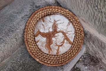 Holzofenbrot im Brotkorb. Brotlaib. 