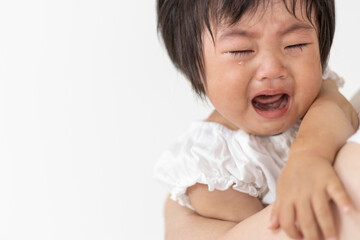 母親に抱っこされて泣く赤ちゃん（1歳2か月、日本人、女の子）