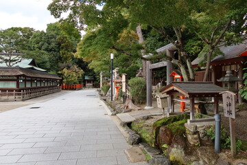 Shinto shrines and temples in Kyoto in Japan  日本の京都にある神社仏閣 : Suboridinate shrines in the precincts of Yasaka-jinja Shinto Shrine at Higashiyama in Kyoto 東山にある八坂神社と境内にある摂社