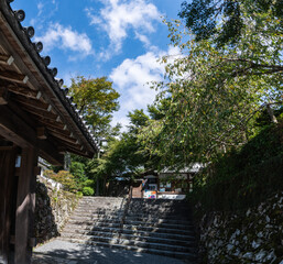 十月　京都大原の青い空