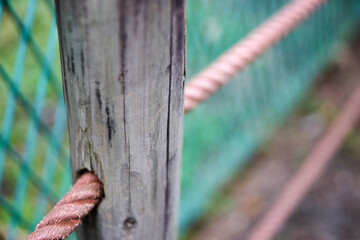 木製のポール・柵・縄・ロープ・区切り・立入禁止・アップ・マクロ・表面