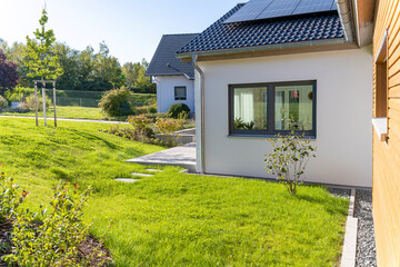 moderne Einfamilienhäuser im Grünen