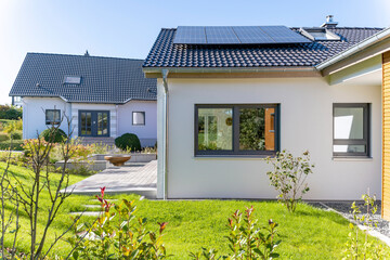 moderne Einfamilienhäuser im Grünen