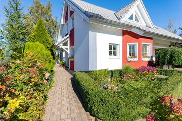 Kleines Einfamilienhaus mit Vorgarten im Herbst