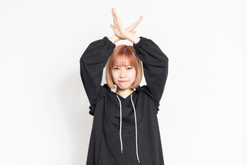 NGのジェスチャーをする若い女性